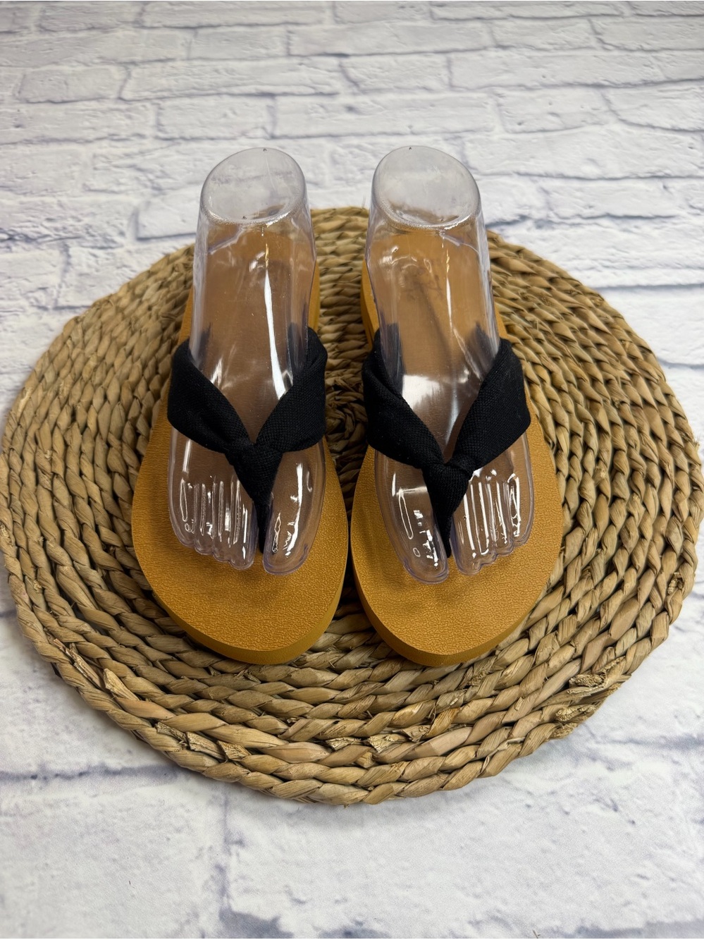 NWOB Kuailu Everyday Black Strap Tan Footbed Flip Flops. Size 9.